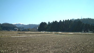 雪解け後、田んぼを耕しました